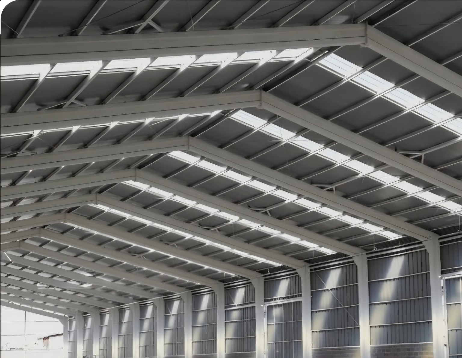 Interior de galpón con vigas y pilares de estructura metálica TUBEST